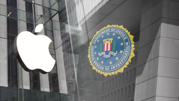 تحاول الحكومة إجبار “آبل “على المساعدة في فك شفرة جهاز الآيفون الخاص بأحد مطلقي النار فى حادث برناردينو فى ولاية كاليفورنيا، وهو الأمر الذى رفضته إدارة الشركة فى السابق