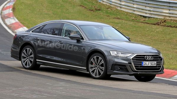 أودي S8 الجديدة بدون تمويهات على الحلبة