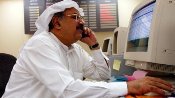 استحوذ على المركز الأول في تعاملات هذا الأسبوع قطاع البنوك التجارية، حيث بلغت قيمة أسهمه المتداولة 407 ألاف و51 دينارا أو ما نسبته 53.59 في المئة من إجمالي قيمة الأسهم المتداولة