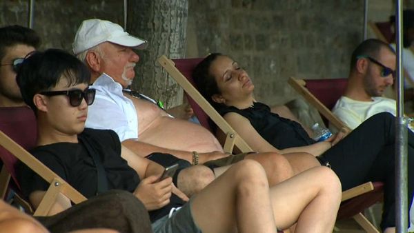 باريس تواجه موجة الجر بمقاعد مبردة بالمياه 