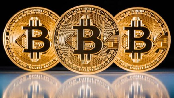 تواصل عملة بيتكوين الافتراضية الصعود بقيمتها السوقية لتحقق ارتفاعًا يصل إلى 1000% منذ بداية العام الجاري