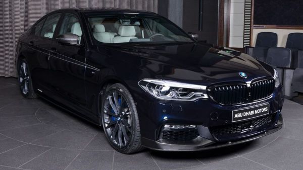 نسخة من سيارة BMW 540i بهيكل كربوني في أبوظبي