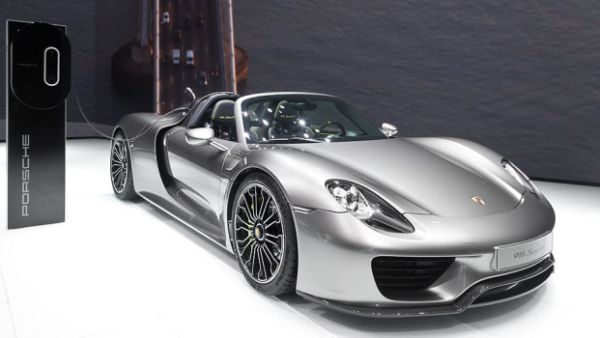 بورش 918 سبايدر زُوِّدت هذه السيارة الهجينة بمحرك وقود V-8 سعة 4.6 ليتر ويزن 135 كغ بالإضافة إلى احتوائها على اثنين من المحركات الكهربائية