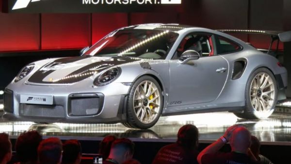 بورش 911 GT2 RS مزودة محرك 6 سلندر ثنائي التيربو بسعة 3.8 لتر ينتج قوة تزيد عن 640 حصان ويحمل نظام التبريد المائي بداخله