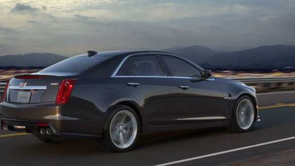 تمتلك كاديلاك CTS-V 2016 محرك V8 سعة 6.2 لتر مع شاحن هواء يولد قوة 640 حصان و 855 نيوتن