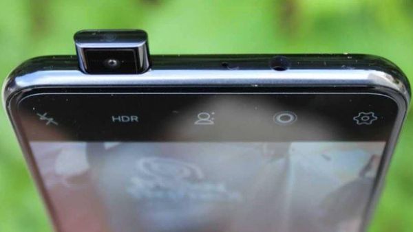 ابتكرت شركة Oppo للهواتف الذكية في الصين هاتفا جديدا مزود بكاميرا تنزلق إلى خارج إطار الهاتف عند الاستخدام، وبالتحديد تخرج من أعلى الهاتف