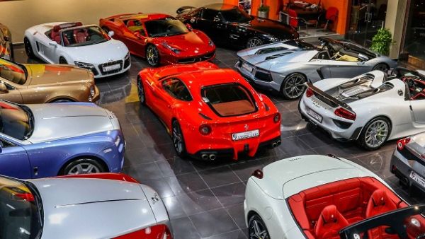 تأثر سوق السيارات الرياضية الفاخرة في الإمارات والخليج بانخفاض أسعار النفط وتخفيضات الميزانية الحكومية