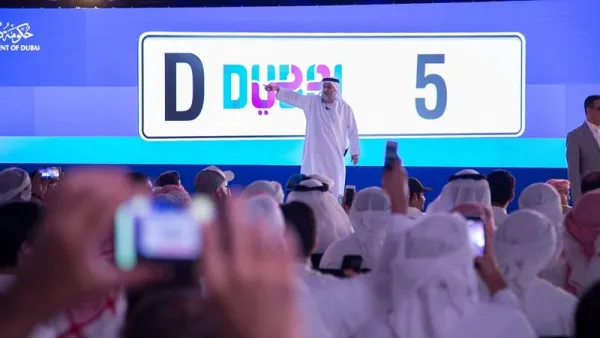 انتصر بالمنافسة الشديدة للحصول على لوحة برقم D5 ثري هندي دفع ثروة بلغت 33 مليون درهم إماراتي أي ما يعادل 8.9 مليون دولار أمريكي ليمتلك على هذه اللوحة بعد منافسة مع الإمارتيين