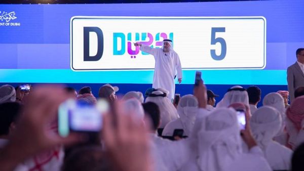 انتصر بالمنافسة الشديدة للحصول على لوحة برقم D5 ثري هندي دفع ثروة بلغت 33 مليون درهم إماراتي أي ما يعادل 8.9 مليون دولار أمريكي ليمتلك على هذه اللوحة بعد منافسة مع الإمارتيين