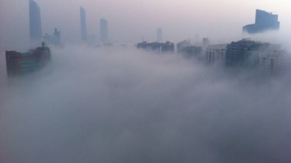 تسبب الضباب الكثيف الذي لف أجواء دبي بإرباك حركة الملاحة الجوية في مطارات دبي الدولي