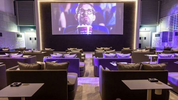 تقع السينما في الطابق الرابع من ألوفت سيتي سنتر ديرة، وتمتاز  بالقرب من مسبح واسع قريب وصالة شيشة