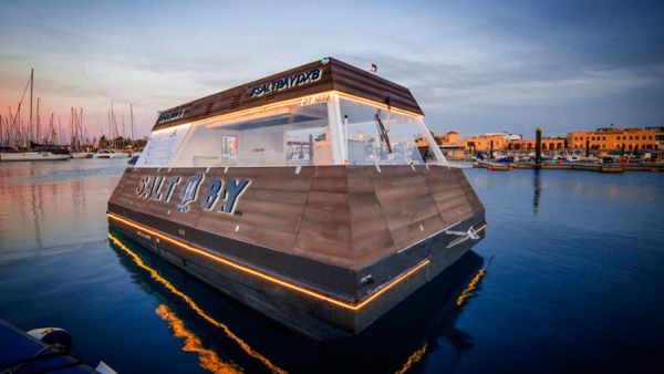 المطعم العائم في دبي يطوف وسط مياه البحر