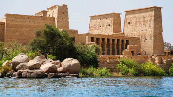 تعتبر إيرادات السياحة وقناة السويس وتحويلات المصريين في الخارج مصدرا رئيسيا للعملة الصعبة في البلاد