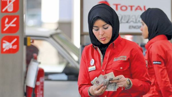 في محطة على كورنيش النيل بالمعادي، تقف سبع فتيات بزي العاملين بالمحطة ويزودن السيارات بالبنزين إلى جانب زملائهن من الرجال
