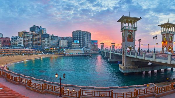 السياحة وتحويلات المصريين تدعمان الجنيه امام الدولار 
