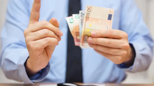 52.4% من المشاركين إلى أنهم راضون عن الرواتب التي يحصلون عليها، ومن بينهم 37.3 راضون تماماً عن رواتبهم، و 15.1 راضون إلى حد ما