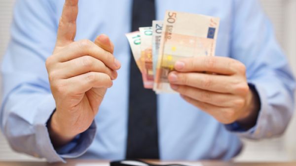 52.4% من المشاركين إلى أنهم راضون عن الرواتب التي يحصلون عليها، ومن بينهم 37.3 راضون تماماً عن رواتبهم، و 15.1 راضون إلى حد ما