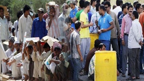 أن يشارك سعوديا أو أكثر بحيث يكون للشريك أو الشركاء السعوديين 51% من رأس المال على الأقل