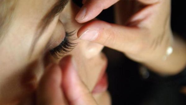 يحمل زيت الزيتون خصائص مفيدة يمكن الاعتماد عليها لإطالة شعر الرموش