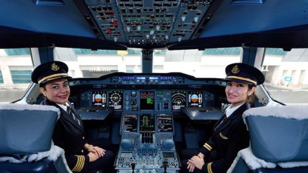 شركة طيران الإمارات بطاقمها النسائي بمناسبة اليوم العالمي للمرأة 