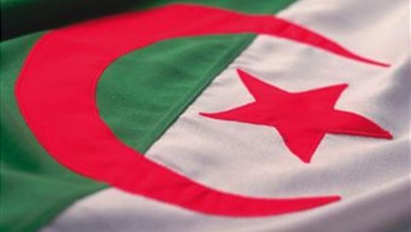 ابتداءً من مساء السبت 18 حزيران/يونيو 2016 أصبح موقعا فيس بوك وتويتر غير متاحين أمام مستخدمي الإنترنت في الجزائر