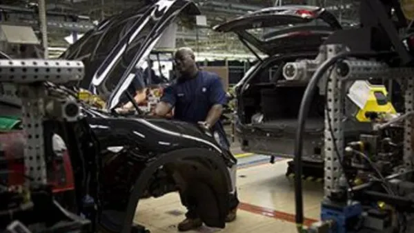صناعة السيارات لها تأثيرات صناعية واسعة النطاق نظرا للسلسلة من إنتاج قطع الغيار وتجميع السيارة الكاملة والتسوق والشؤون المالية