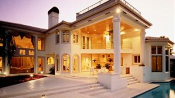 رغم أن الاتجاه العام  لأسعار السلع والخدمات عامة هو الصعود إلا أن هناك موجات انخفاض في أسعار السلع والخدمات لفترات، سواء كانت شهورا أو سنوات قليلة
