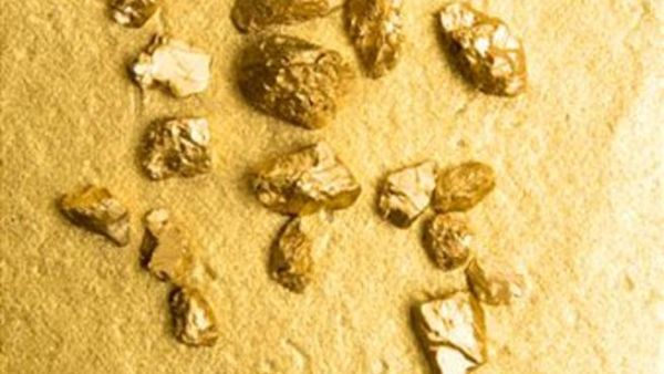 انخفض سعر الذهب في السوق الفورية أكثر من 1% يوم الجمعة، متأثراً بتراجع اليورو، وبلغ سعر الأوقية 1706.46 دولارات