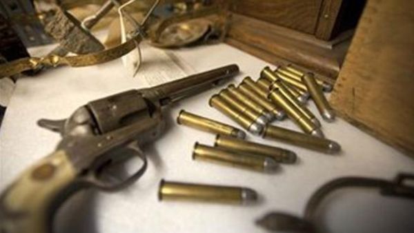 قالت الصحيفة إن الأموال هي جزء من حقيبة تحتوي على أكثر من 150 مليون جنيه استرليني، قال منتقدون إنها استُخدمت لتمويل بعض الأنظمة الأكثر ليبرالية في دول مثل العراق وجمورية الكونغو الديمقراطية