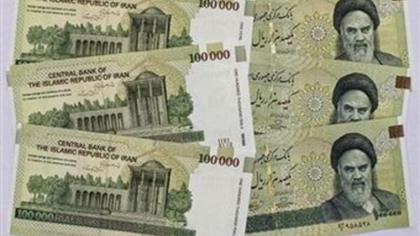 تعرض محافظ البنك المركزي السابق محمود بهمني الذي عمل أثناء حكم الرئيس السابق محمود أحمدي نجاد لانتقادات لإخفاقه في السيطرة على التقلبات الحادة للعملة الإيرانية الريال