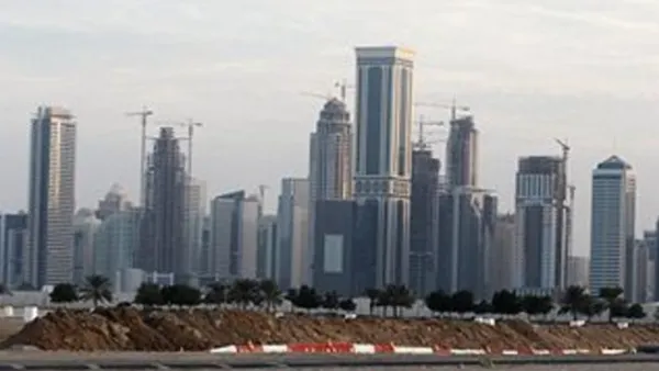 سبب ارتفاع أسعار الأراضي في قطر يعود إلى التزاوج بين عاملي تسارع النمو السكاني وارتفاع حصة الفرد من الناتج المحلي الإجمالي وهو ما يقود لزيادة قوية في الطلب على الإسكان وارتفاع أسعار العقارات