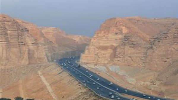 ان صناعة السفر والسياحة صناعة كبيرة ومهمة للاقتصاد الوطني