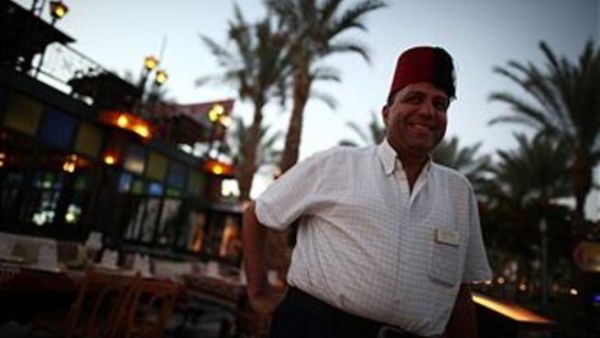  انفخضت عائدات السياحة بنسبة 30% تقريبا خلال العام 2011 مقارنة بالعام السابق