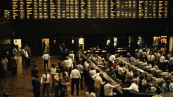 تحتل السوقان المرتبة الأولى بين أسواق المنطقة في ارتفاع مؤشرات الأسعار، فالمؤشر الذي تصدره هيئة الأوراق المالية الإماراتية ويمثل حركة السوقين (سوق أبو ظبي للأوراق المالية وسوق دبي المالية)، قفز بنسبة 39 في المئة هذا العام