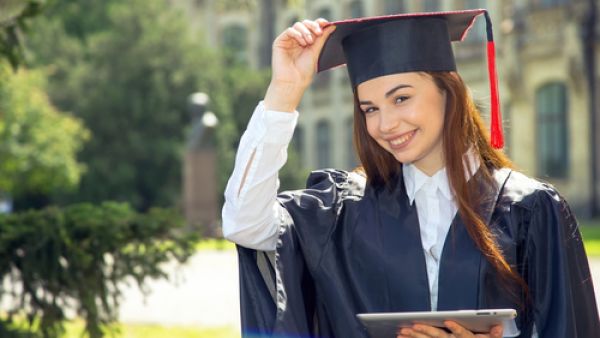 قد تأخذ عملية البحث عن عمل بعض الوقت، فقد قال 48% من المهنيين فقط بأنهم وجدوا وظيفة خلال 3 أشهر من تاريخ تخرجهم