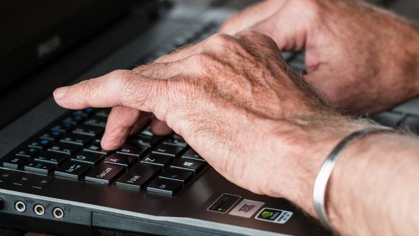 أشارت وزارة الموارد البشرية والتوطين إلى أنها ستقبل طلبات الحصول على تأشيرات إقامة متصلة بالعمل بالنسبة للأفراد العاملين في القطاع الخاص الذين تتجاوز أعمارهم 60 عاما وحتى سن 65 عاما. (Pixabay) أشارت وزارة الموارد البشرية والتوطين إلى أنها ستقبل طلبات الحصول على تأشيرات إقامة متصلة بالعمل بالنسبة للأفراد العاملين في القطاع الخاص الذين تتجاوز أعمارهم 60 عاما وحتى سن 65 عاما. (Pixabay)