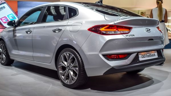تعتبر i30 Fastback أول سيارة في فئتها حيث تتوفّر هذه الفئة عادةً للسيارات الفاخرة ولكن ها هي تجد طريقها إلى السيارات الاقتصادية