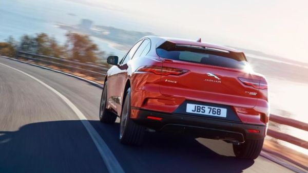 ستحوي “I-Pace” مساحة واسعة من الداخل، وستملك اثنين فقط من المقاعد، وليس ثلاثة كمثيلتها “Model X” من “تسلا”، ويعلو سقف زجاجي السيارة على امتدادها طولاً