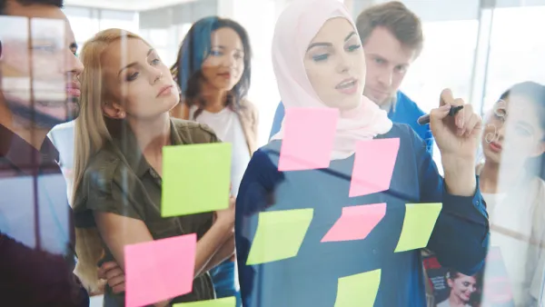 يتحدث الجميع عن براعته في العمل، سيما في العلاقات العامة