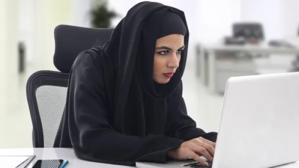 النساء الإماراتيات يعتبرن القطاعات المصرفية والمالية الصناعتان المفضلتان للعمل