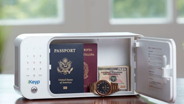 خزنة “iKeyp Pro Safe” توفر إمكانية إقفالها إما عبر رقم سري أو مفتاح أو من خلال تطبيق على الهواتف الذكية
