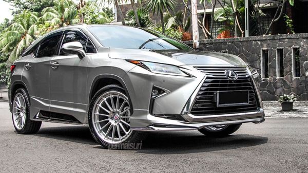 حصلت لكزس RX200t هنا على مجموعة من إطارات HRE RS103 المصقولة قياس 22 إنش تحيط بها عجلات تويوPXS-T2 265/40
