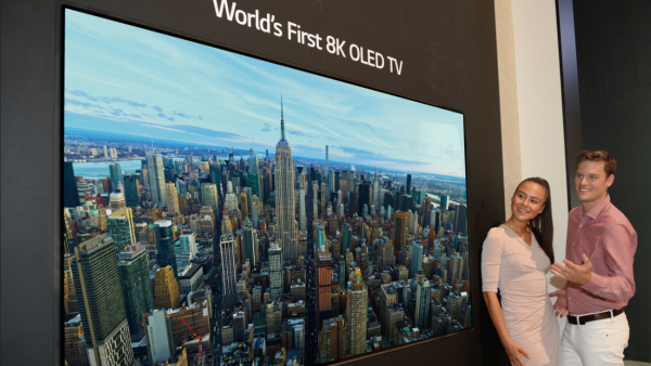 LG تعرض أول تلفاز في العالم يعمل بتقنية OLED بدقة 8K 