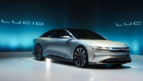 تعتبر سيارة سيدان تسلا S سيارة منافسة أساسية لسيارة Lucid Air