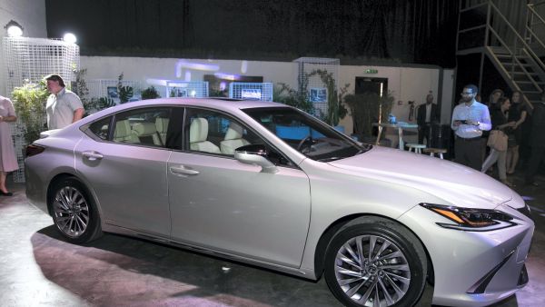 إطلاق سيارة Lexus ES هجينة في الإمارات