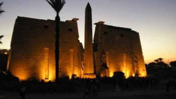 الأقصر تلقب بمدينة المائة باب أو مدينة الشمس عُرفت سابقاً باسم طيبة، هي عاصمة مصر في العصر الفرعوني