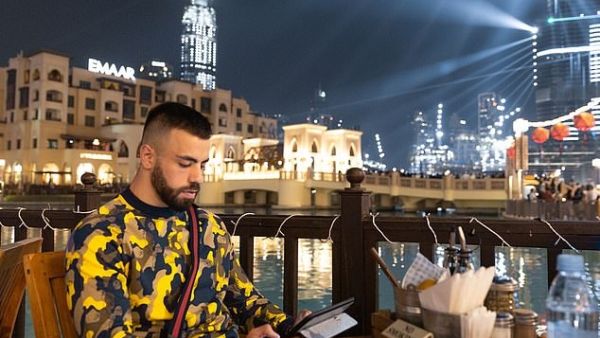 رجل أعمال يعرض وظيفة الأحلام في دبي