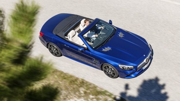 تأتي مرسيدس SL AMG 63 الجديدة أيضاً بالعديد من قطع المصنوعة من الكاربون فايبر التي تختلف عن الفئة الأساسية، فهي تزين السيارة من الخارج والداخل