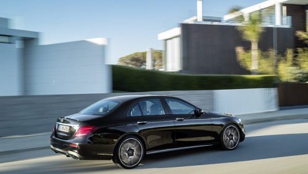ستتوفر مرسيدس AMG E43 4Matic للبيع في الأسواق خلال شهر يونيو القادم، أما بالنسبة لسيارة E63 AMGالجديدة يبدو ان علينا الإنتظار حتى نهاية العام الجاري حتى نشاهدها إن شاء الله