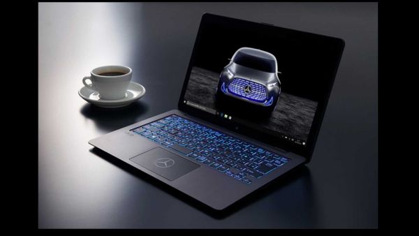 يأتي إصدار مرسيدس من عائلة VAIO Z nootbook الراقية، وسيتوفر اللابتوب بمعالجين أحدهما معالج إنتل i5 و الآخر إنتل i7 وسيحصل على ذاكرة وصول عشوائي 8 جيجابايت